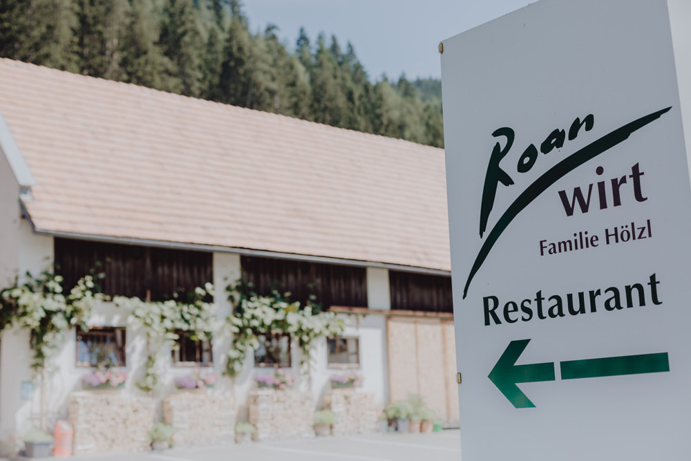 Schild zum Roanwirt Familie Hölzl Restaurant