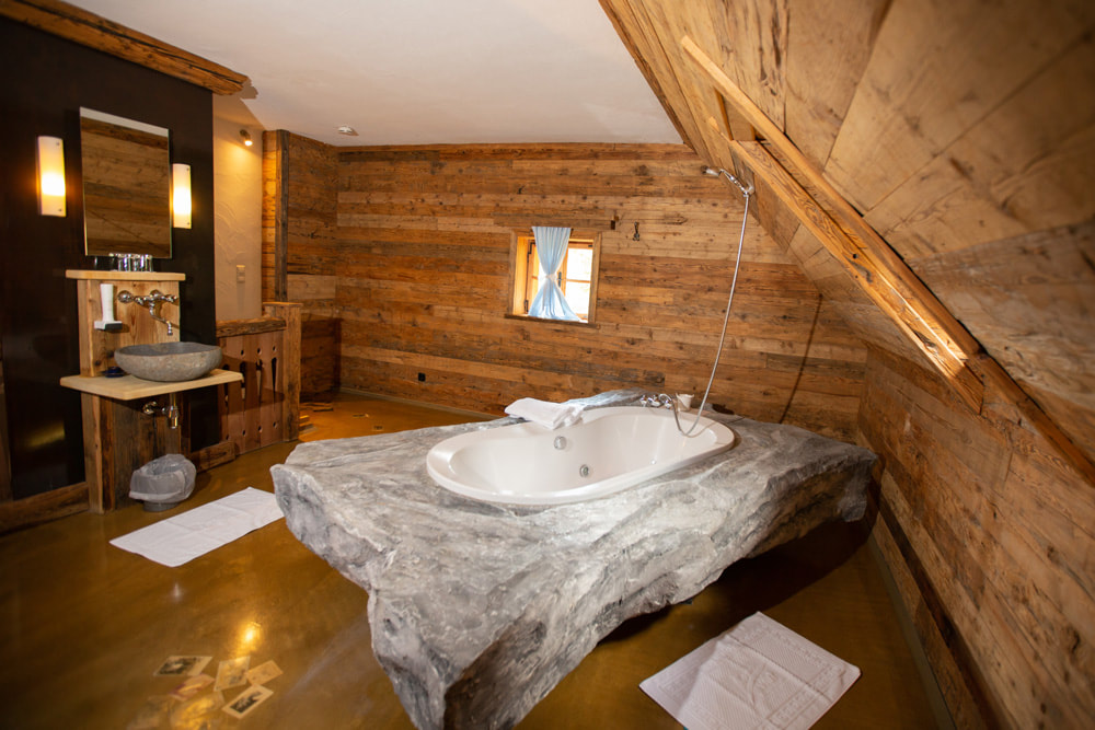 Das Badezimmer mit außergewöhnlichem Whirlpool im Seilbett-Zimmer im Hotel Roanwirt