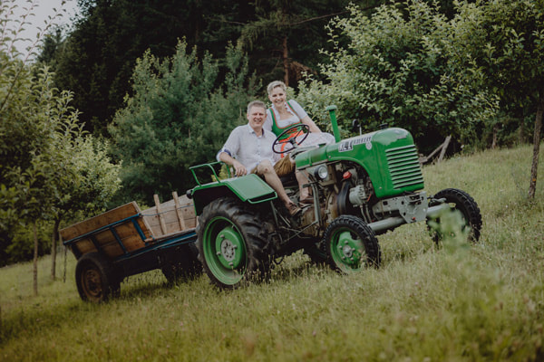 Gerald und Reingard Hölzl auf Traktor