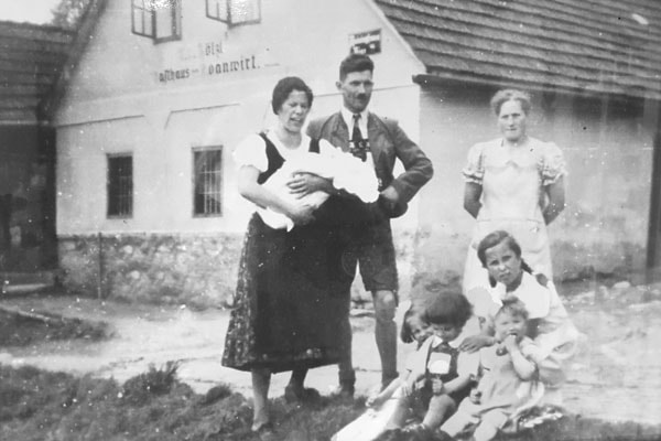 Familie Hölzl mit Roanwirt 1936